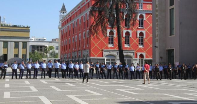 Policia rrethon Teatrin Kombetar: Nis boshatisja, i hap rrugen projektit te ri